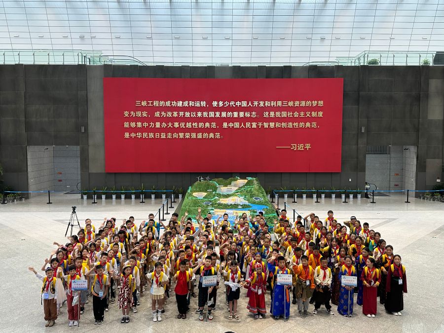 來(lái)自新疆、西藏、內(nèi)蒙古、重慶等地的三峽娃娃在三峽工程博物館合影留念。黃欣拍攝